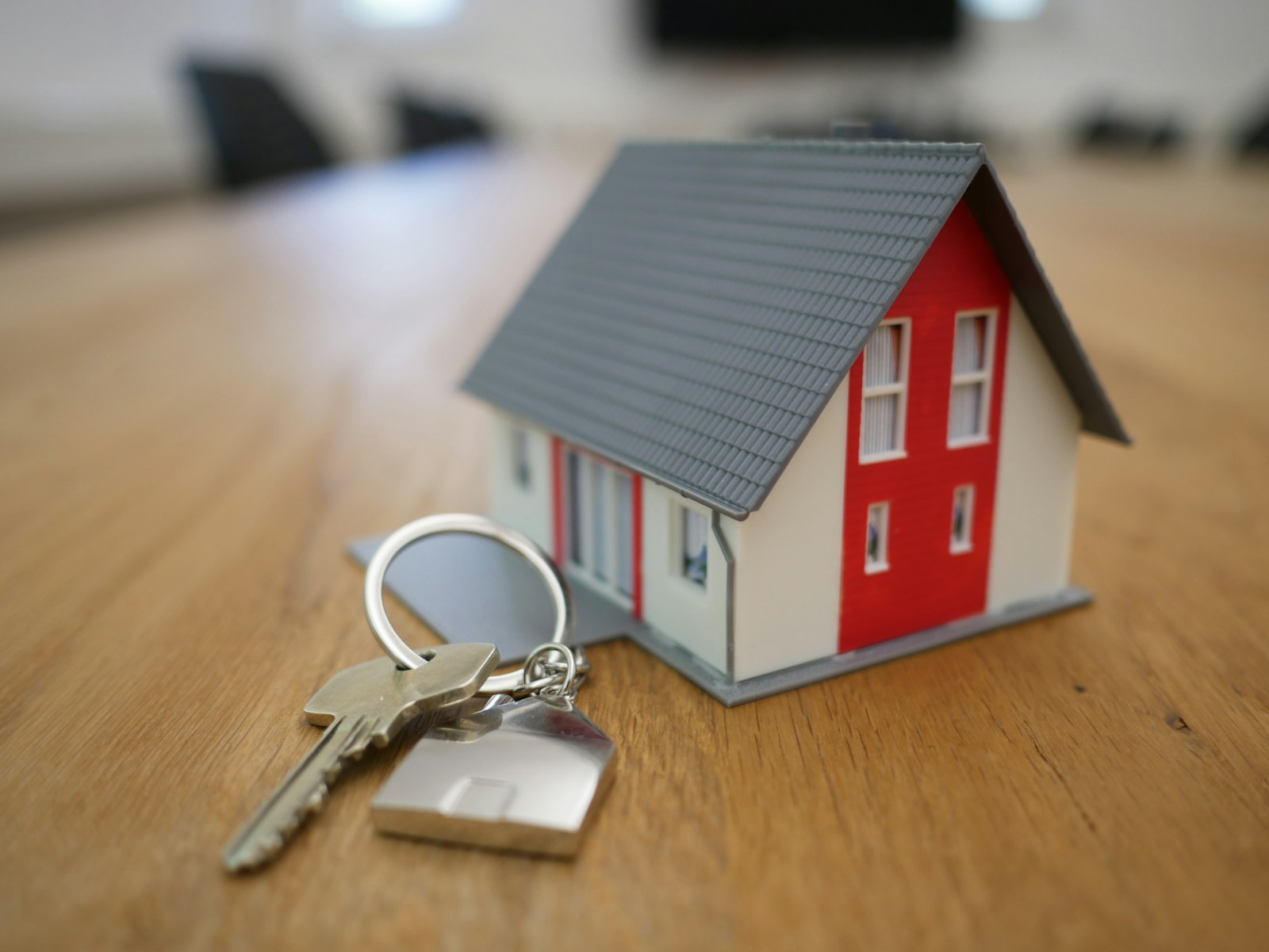 Maqueta de casa con llaves, inversión inmobiliaria en Chile